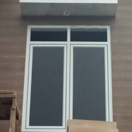 Jendela aluminium putih minimalis